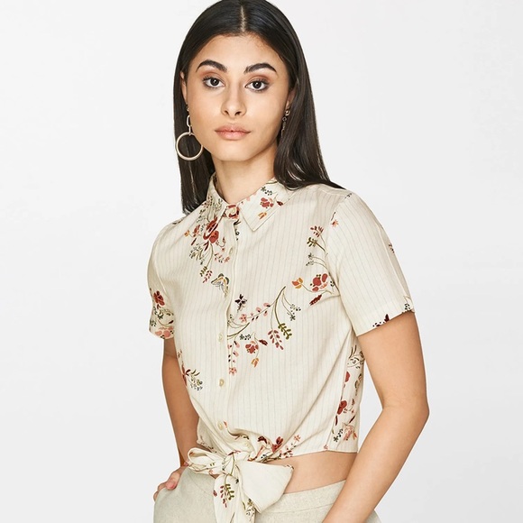 AND Tops - AND Off White Floral Crop Top with Knot (New without tags) Size - S